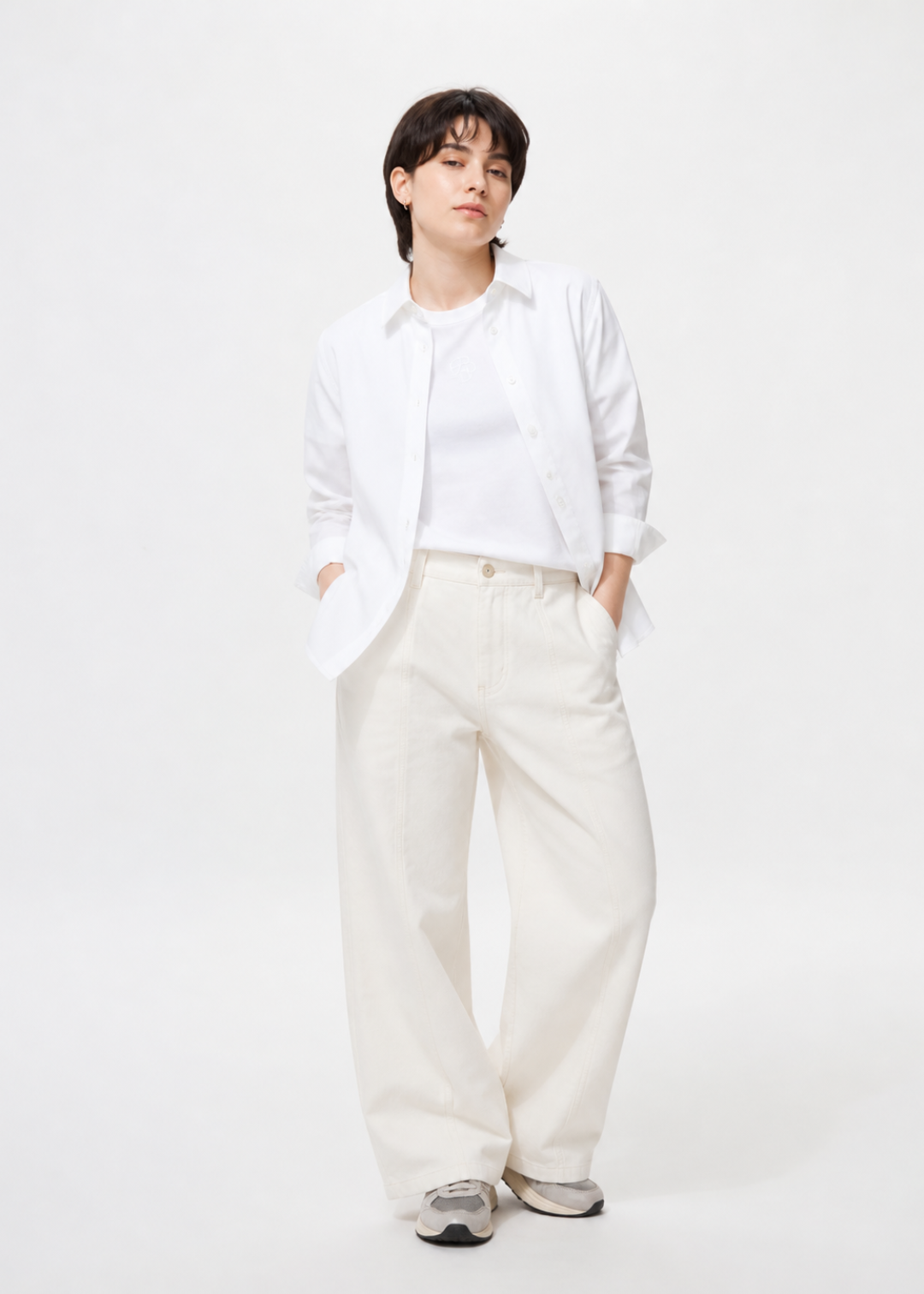 petite women 1m58 wearing a white shirt and curvy legs barel petite trousers on a white background