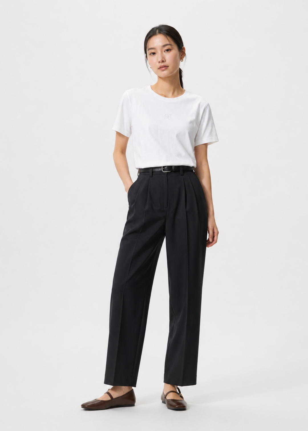 petite women 1m58 wearing a white t-shirt and black pants on a white background